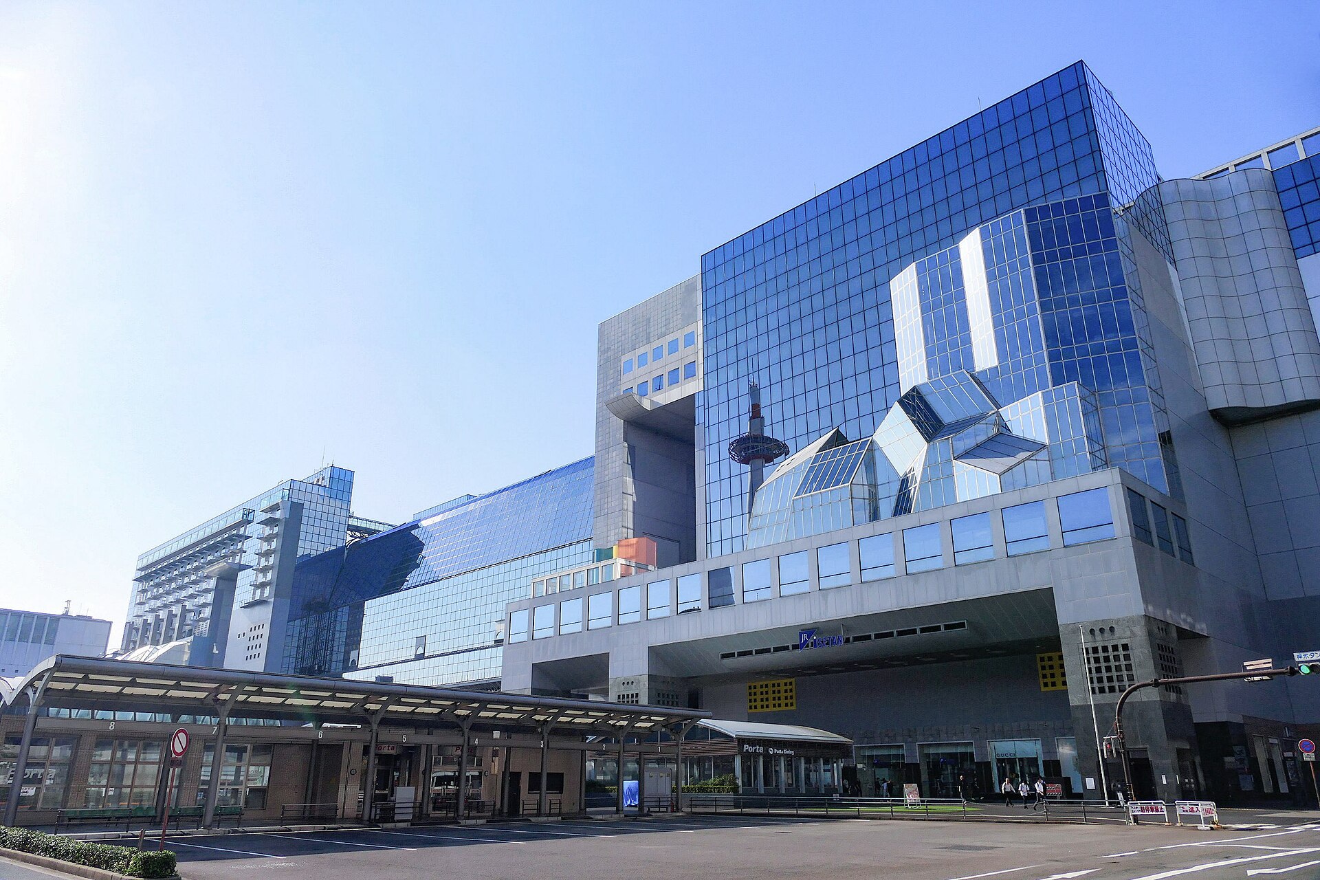 Façade vitrée moderne de la gare de Kyoto, entrée centrale, au Japon