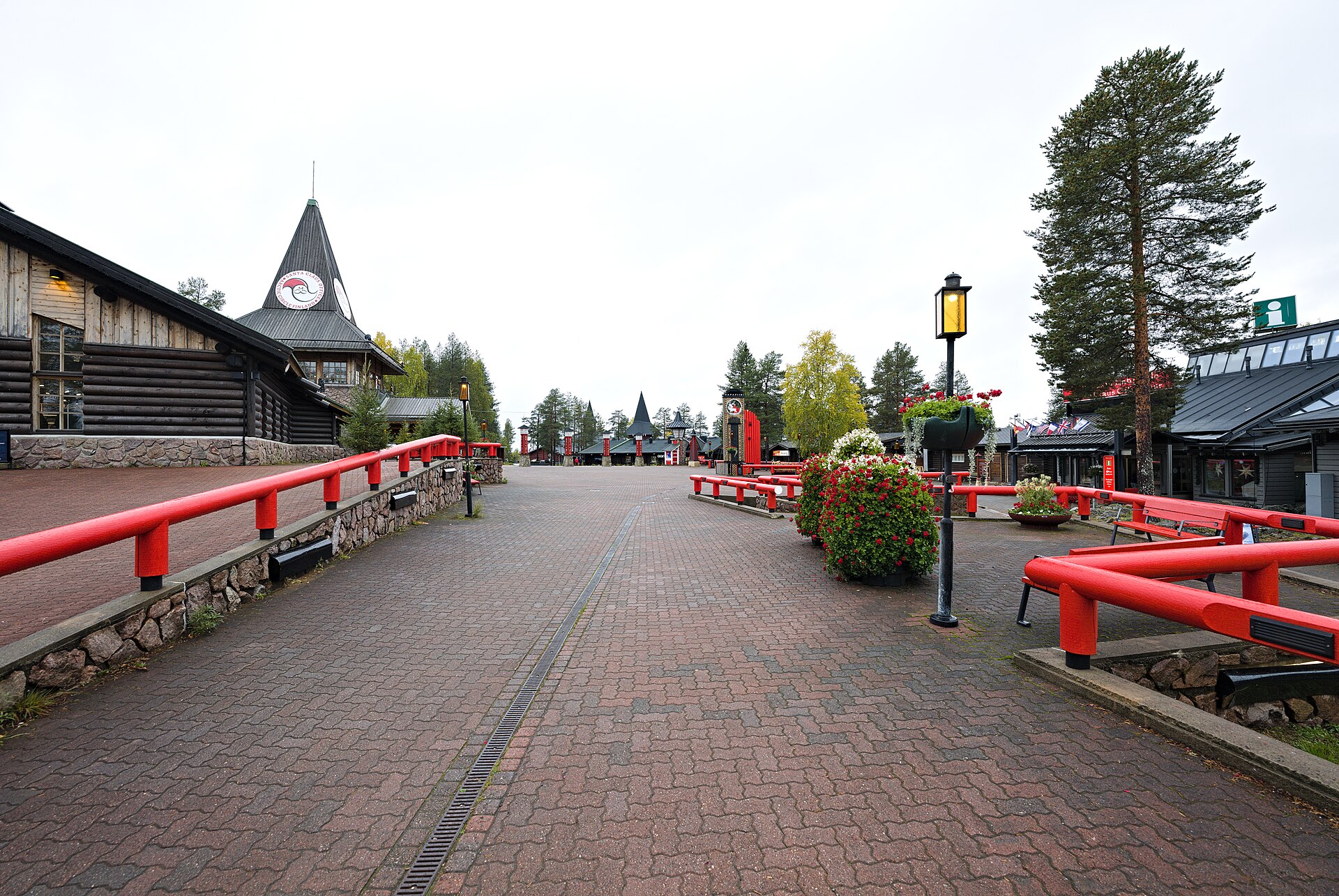 Allée principale du Village du Père Noël près de Rovaniemi, en Laponie finlandaise.