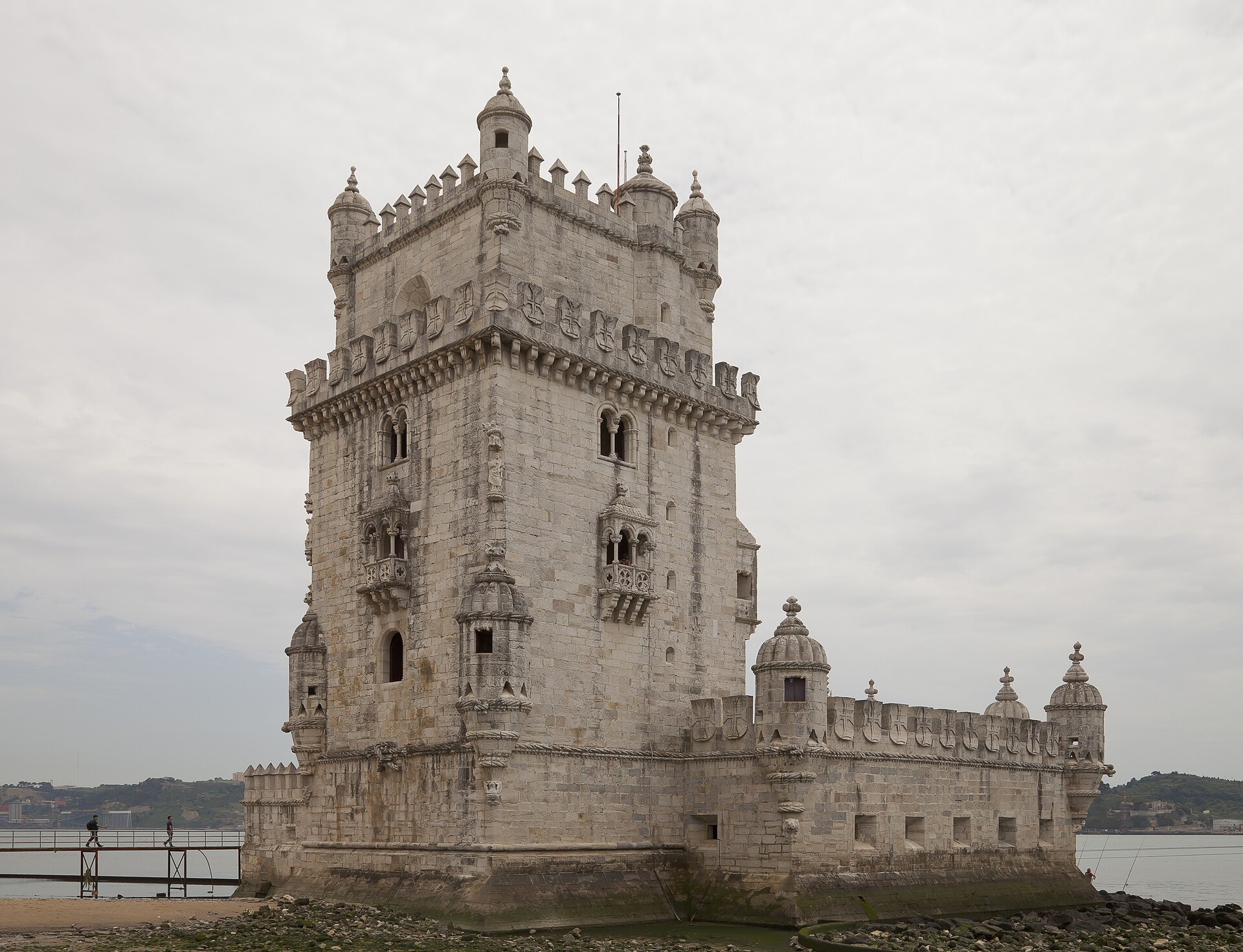 Tour de Belém en pierre claire au bord du Tage à Lisbonne.
