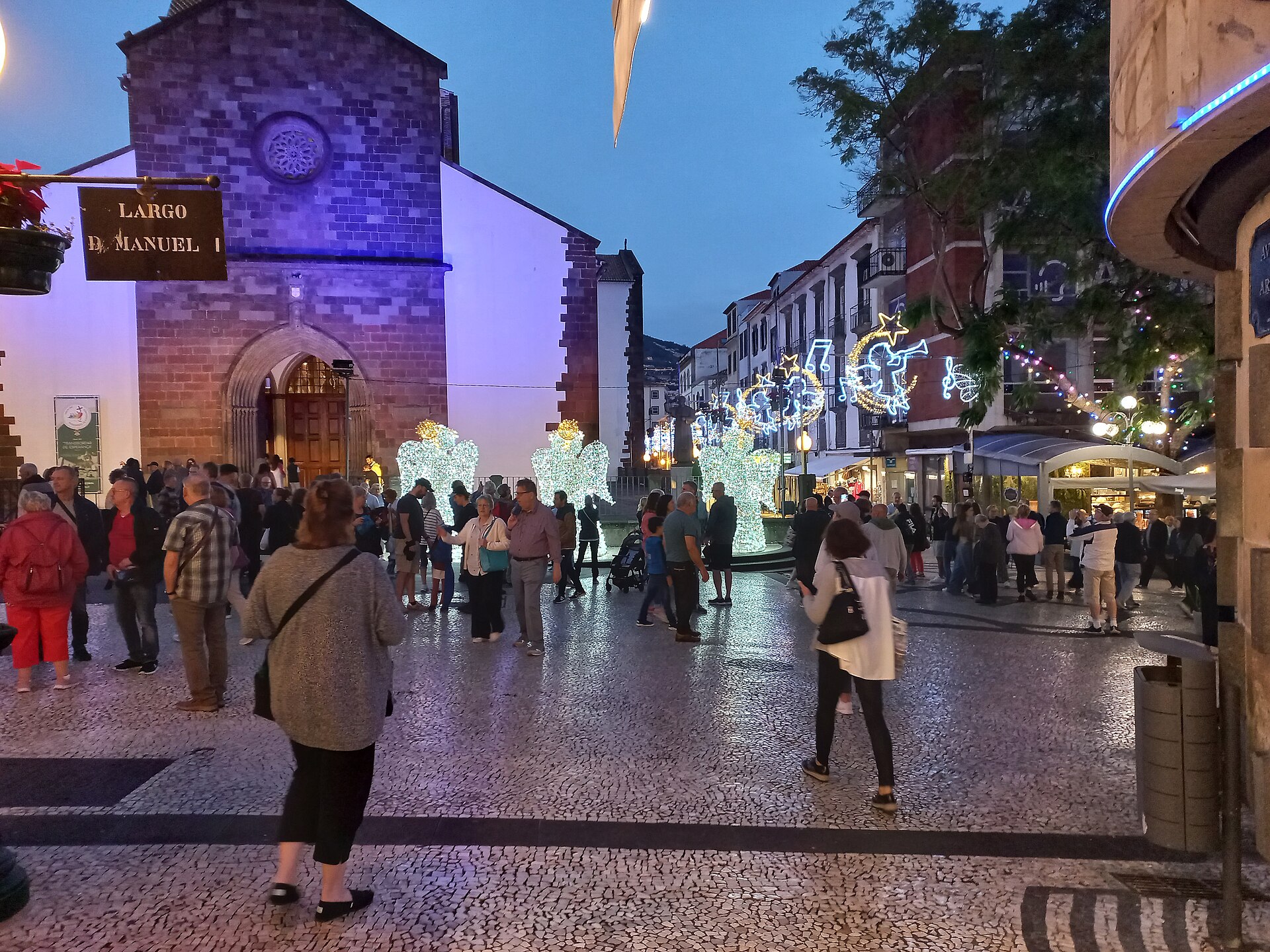 Décorations lumineuses en forme d'anges dans une rue de Funchal, à Madère, pendant les fêtes de fin d'année.