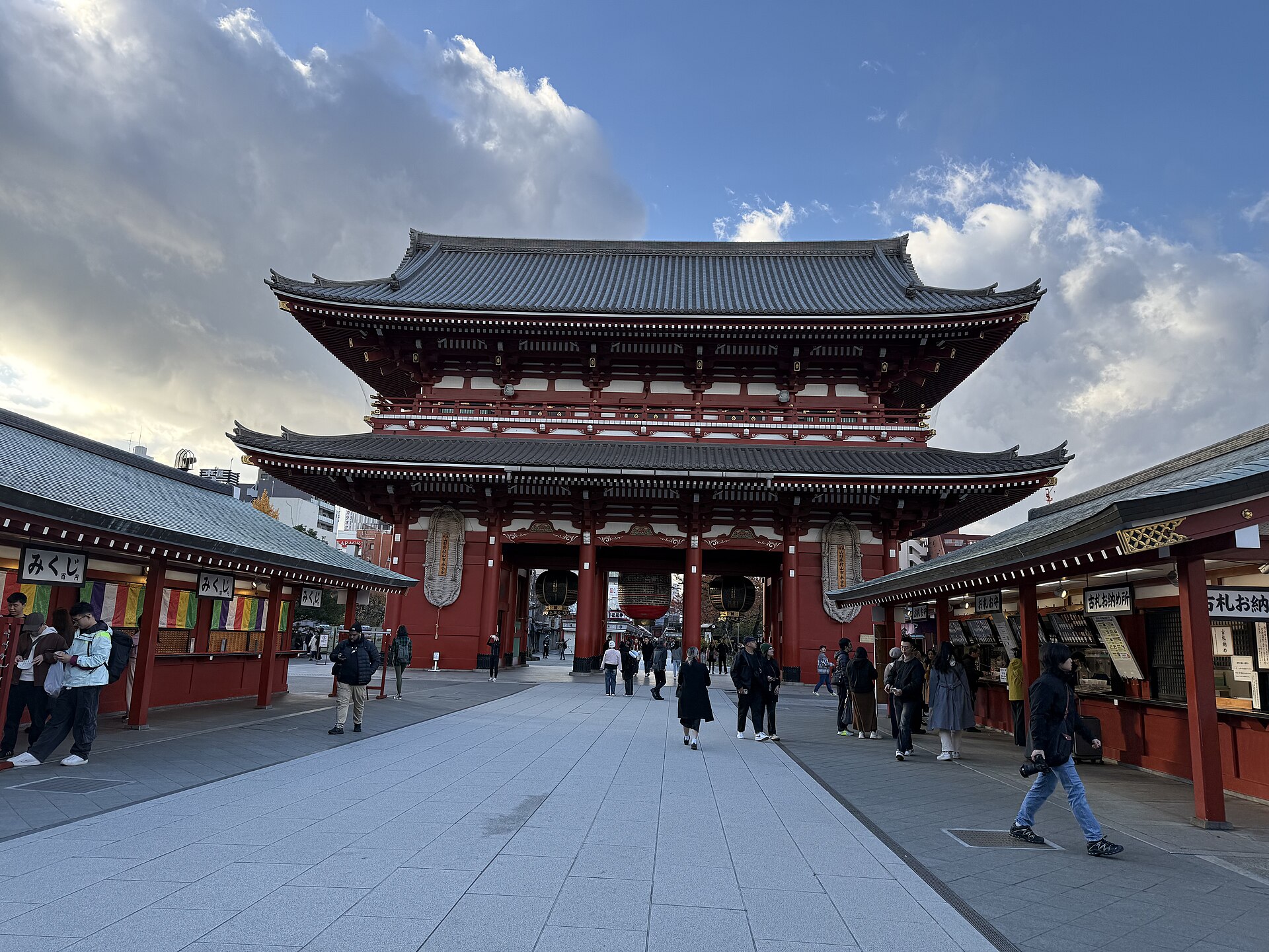 Porte Hōzōmon à deux étages du temple Senso-ji à Asakusa, avec des visiteurs sur l'esplanade.