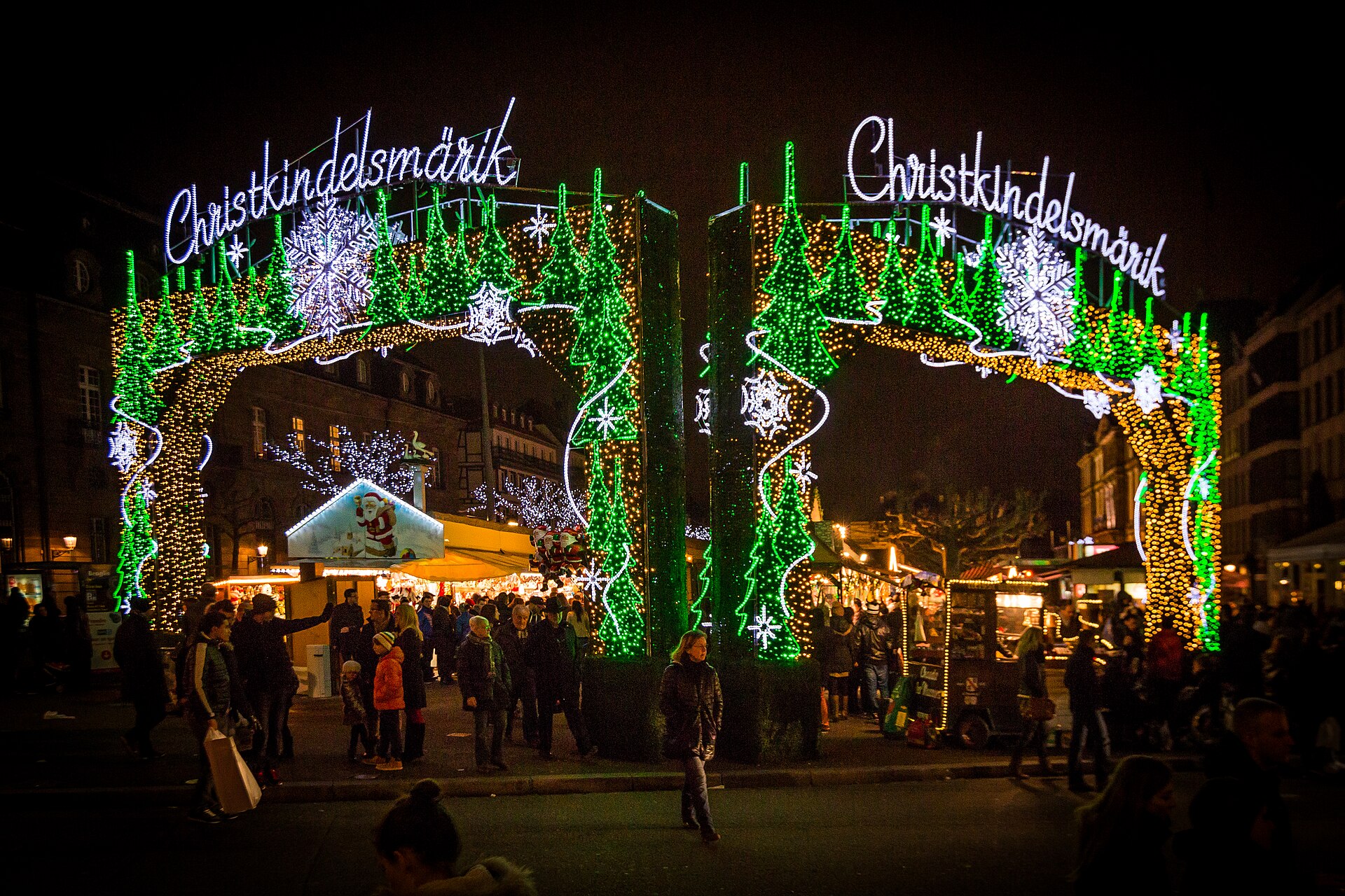 Portail lumineux à l'entrée du marché de Noël de Strasbourg, place de Broglie, la nuit.