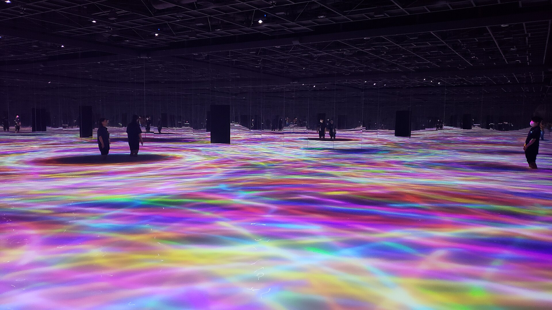 Salle immersive aux projections lumineuses colorées du musée numérique teamLab Planets à Tokyo.