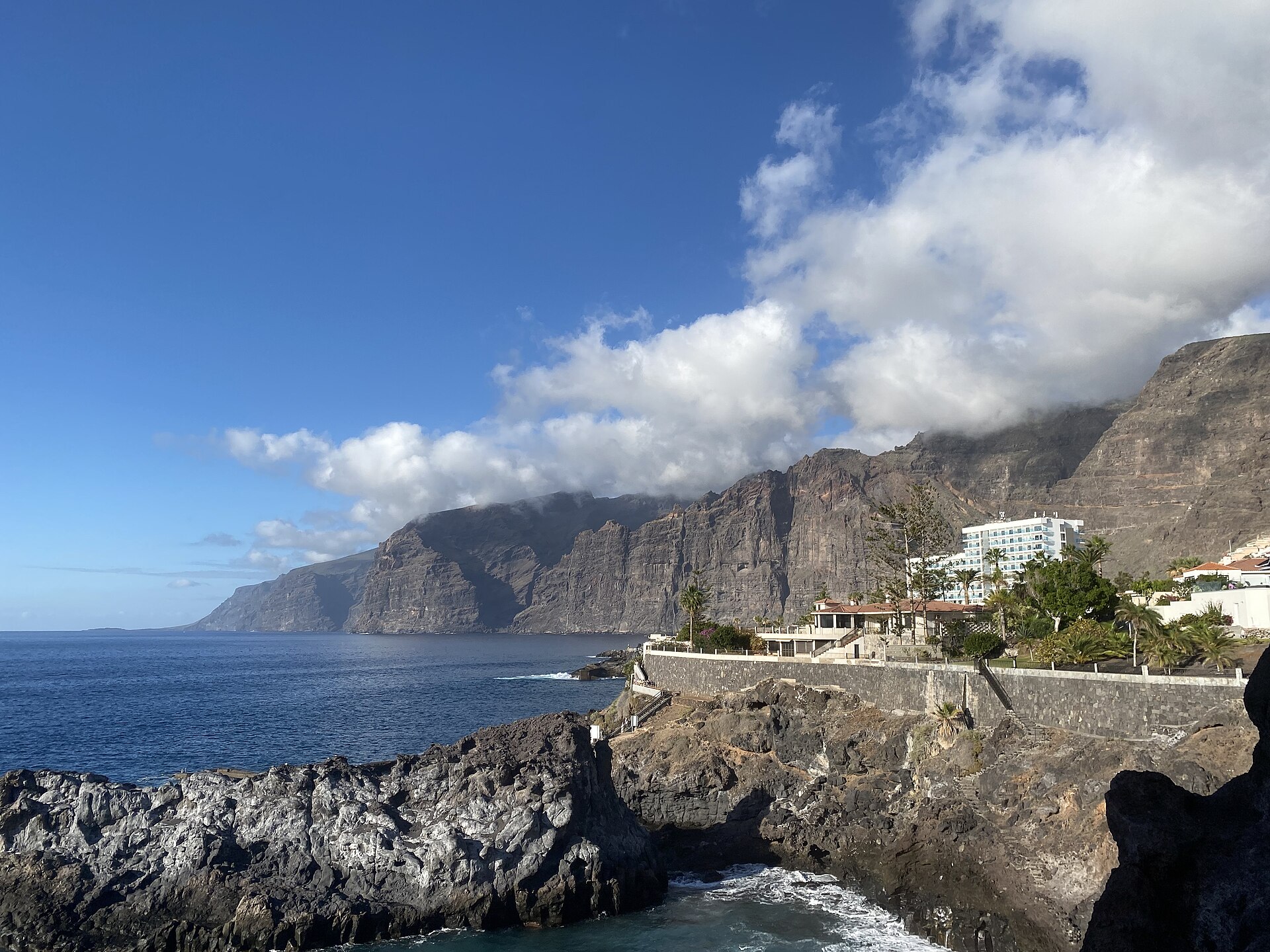 Vue des falaises volcaniques de Los Gigantes, sur la côte ouest de Tenerife.