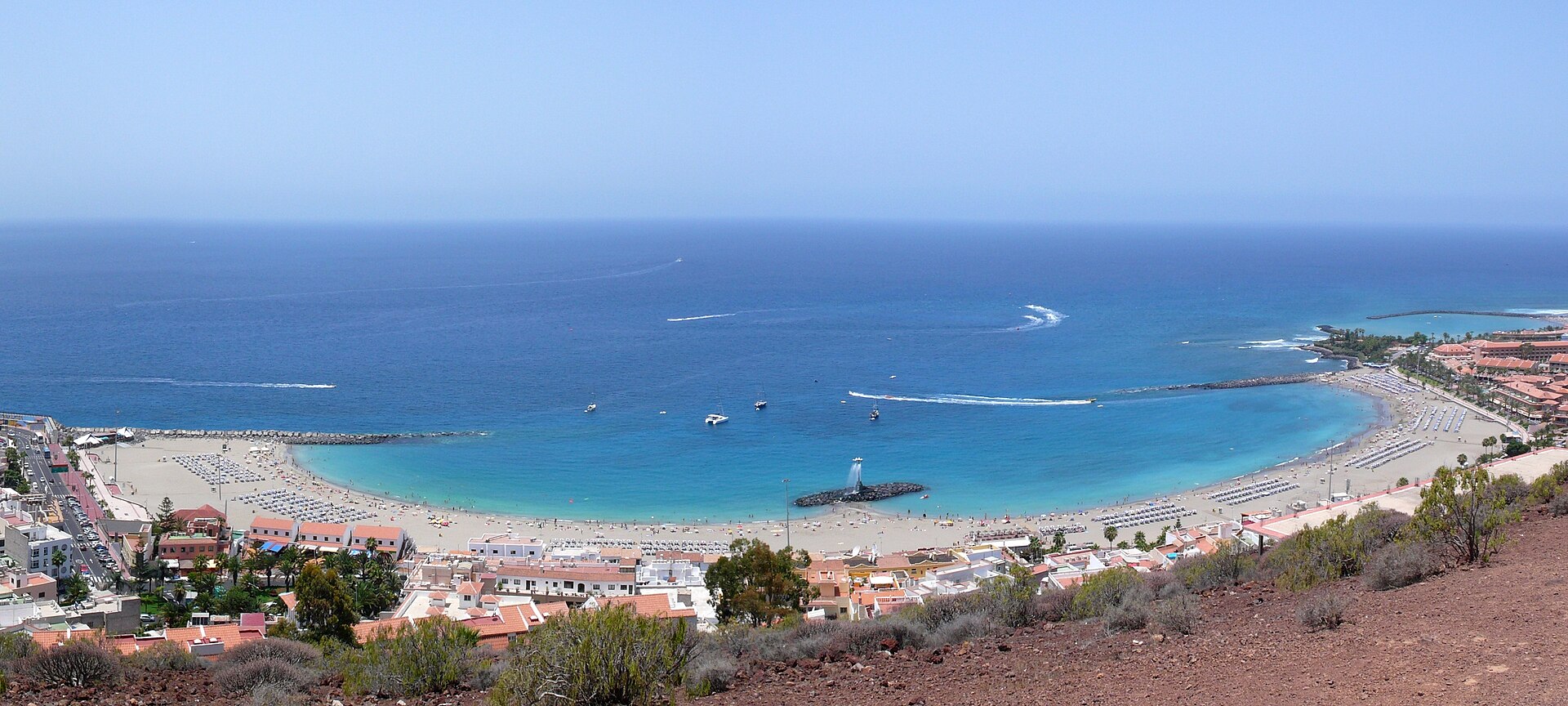 Vue panoramique de la plage de Las Vistas à Los Cristianos, au sud de Tenerife.